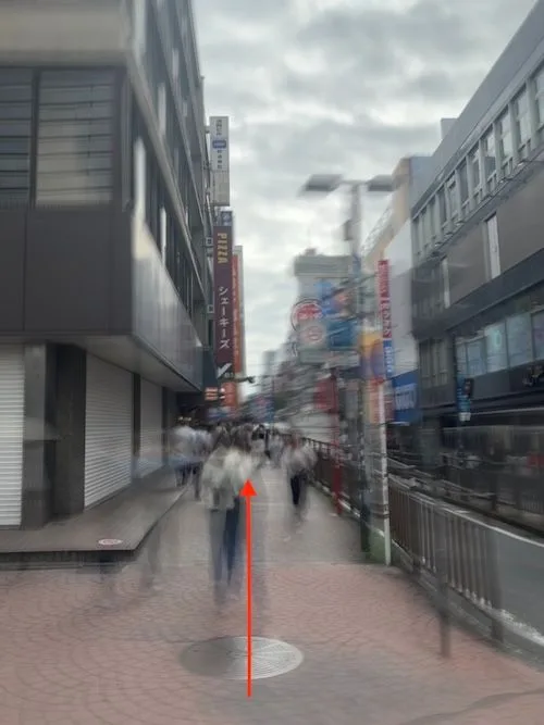 横浜駅みなみ西口を出た様子(矢印は進行方向)
