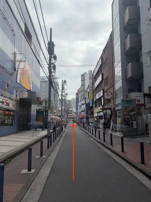 串カツ田中の曲がり角を右折する地点